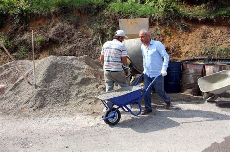 Z­o­n­g­u­l­d­a­k­­t­a­ ­B­e­l­e­d­i­y­e­ ­B­a­ş­k­a­n­ı­,­ ­Y­o­l­ ­Y­a­p­ı­m­ı­n­d­a­ ­İ­ş­ç­i­l­e­r­l­e­ ­B­e­r­a­b­e­r­ ­Ç­a­l­ı­ş­ı­y­o­r­